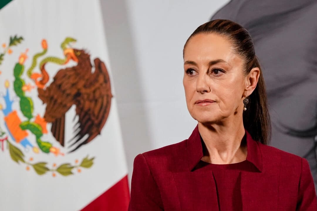 La presidenta mexicana, Claudia Sheinbaum, asiste a su conferencia de prensa matutina en el Palacio Nacional en la Ciudad de México, el 2 de abril de 2025. (Marco Ugarte, Archivo/Foto AP)
