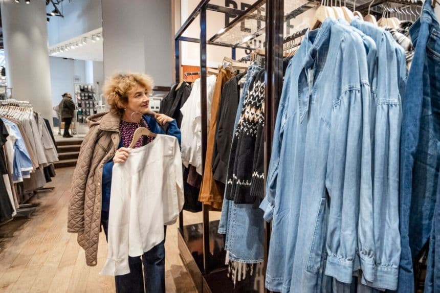 Personas comprando en una tienda de ropa en la ciudad de Nueva York el 13 de noviembre de 2024. (Samira Bouaou/The Epoch Times)
