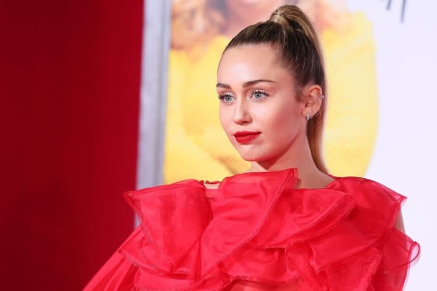 Miley Cyrus asiste al estreno de "Isn't It Romantic" en Los Ángeles el 11 de febrero de 2019. (Jean-Baptiste LaCroix/AFP/Getty Images).