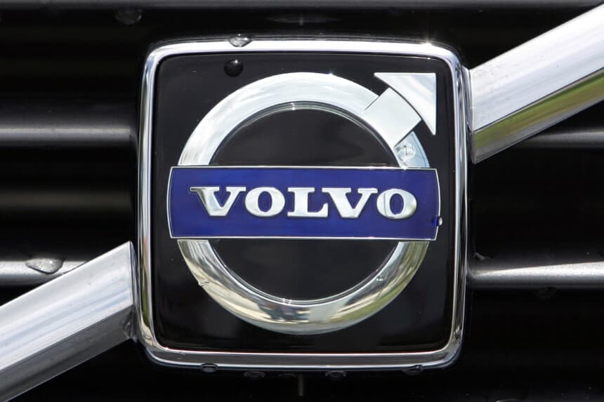 El logotipo de Volvo aparece en la parrilla delantera en Miami el 19 de julio de 2009. (Alan Diaz/AP Photo).