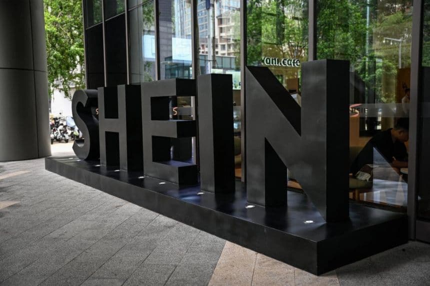 El logotipo de la empresa de comercio electrónico de moda rápida Shein frente a su oficina en Guangzhou, en el sur de China, el 11 de junio de 2024. (Jade Gao/AFP a través de Getty Images)