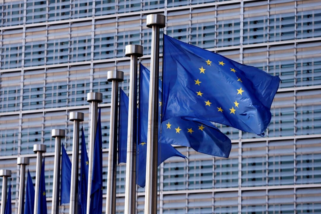 Banderas de la Unión Europea ondean frente a la sede de la Comisión Europea, en Bruselas, Bélgica, el 20 de abril de 2016. (Francois Lenoir/Reuters)