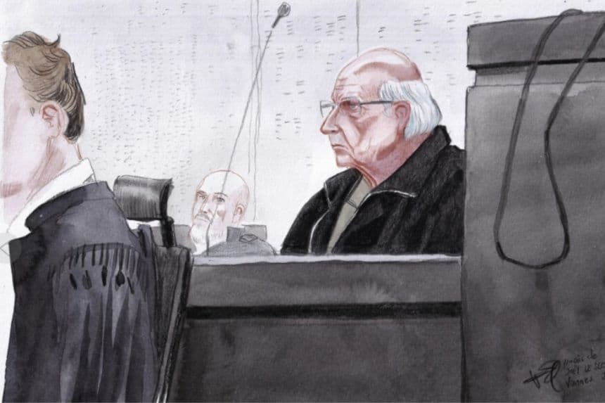 Este boceto judicial de Valentin Pasquier muestra a Joel Le Scouarnec, ahora de 74 años, sentado en la sala del tribunal y acusado de violar o abusar de 299 personas, en su mayoría pacientes infantiles, en el juzgado de Vannes, en el oeste de Francia, el día de la apertura de su juicio, el 24 de febrero de 2025. (Valentin Pasquier vía AP)