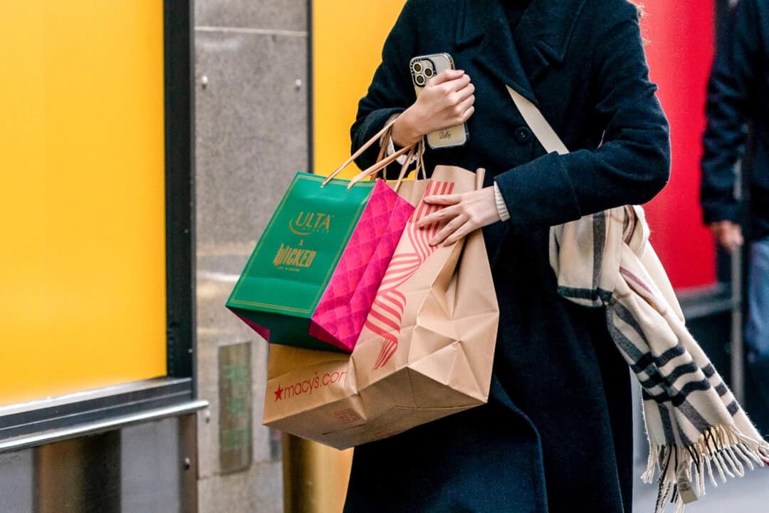 Una persona camina por una calle con bolsas de compras en Nueva York el 29 de noviembre de 2024. (David Dee Delgado/Getty Images)