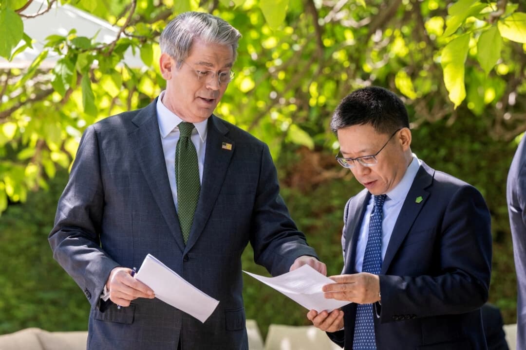 El secretario del Tesoro de EE. UU., Scott Bessent, habla con el viceministro de Finanzas chino, Liao Min, el día de la reunión bilateral entre Estados Unidos y China, en Ginebra, Suiza, el 11 de mayo de 2025. (Martial Trezzini/Reuters)
