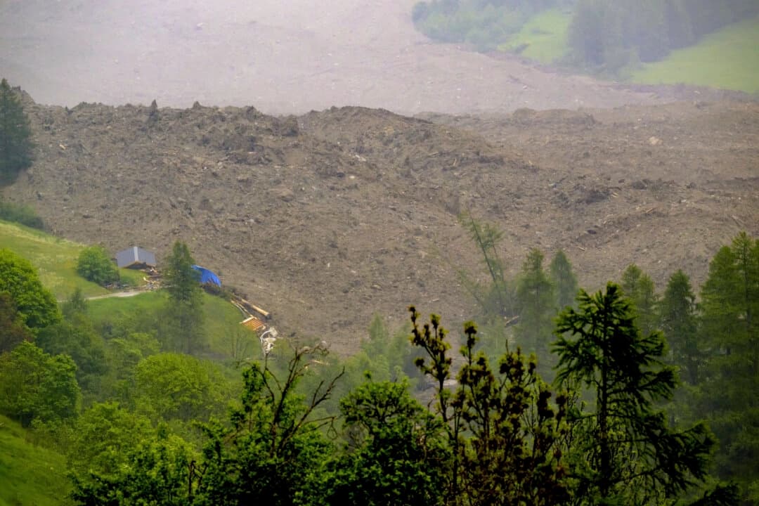 Detienen búsqueda de hombre tras derrumbe glaciar que devastó aldea alpina en Suiza en un 90%