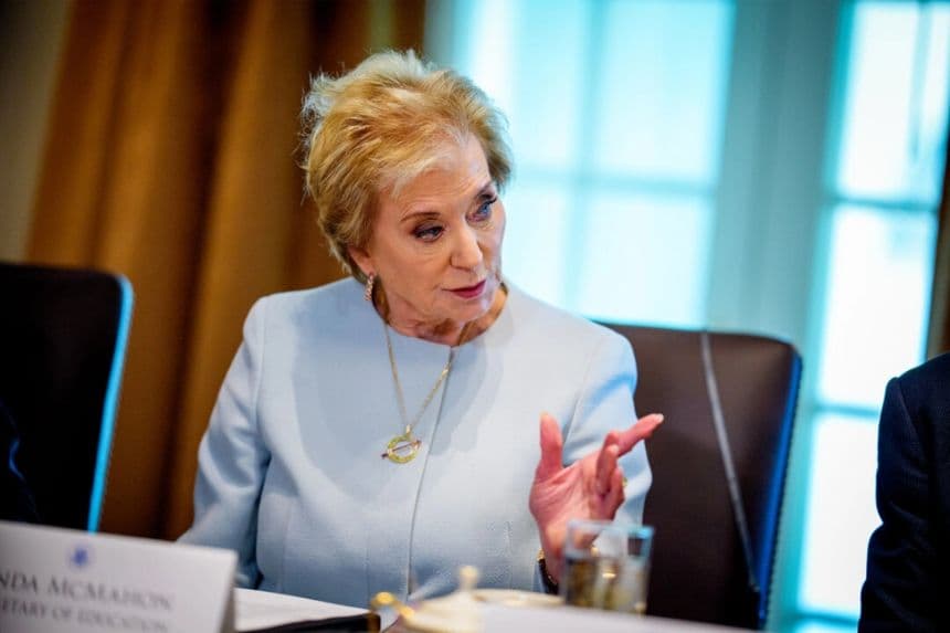 La secretaria de Educación, Linda McMahon, habla durante una reunión del Gabinete en la Casa Blanca, el 30 de abril de 2025. (Andrew Harnik/Getty Images)