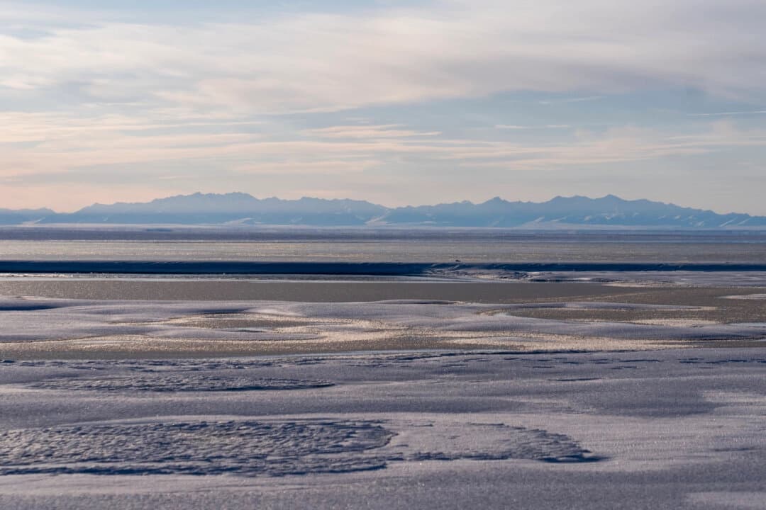La laguna Kaktovik y las montañas Brooks Range del Refugio Nacional de Vida Silvestre del Ártico se ven en Kaktovik, Alaska, el 15 de octubre de 2024. (Foto AP/Lindsey Wasson, Archivo)