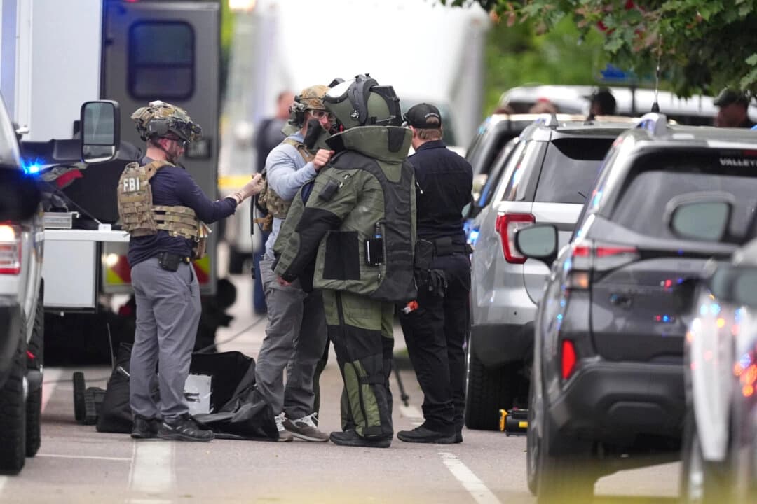 Agentes del orden se visten con equipo de protección para investigar un ataque en el centro comercial Pearl Street en Boulder, Colorado, el 1 de junio de 2025. (David Zalubowski/Foto de AP )