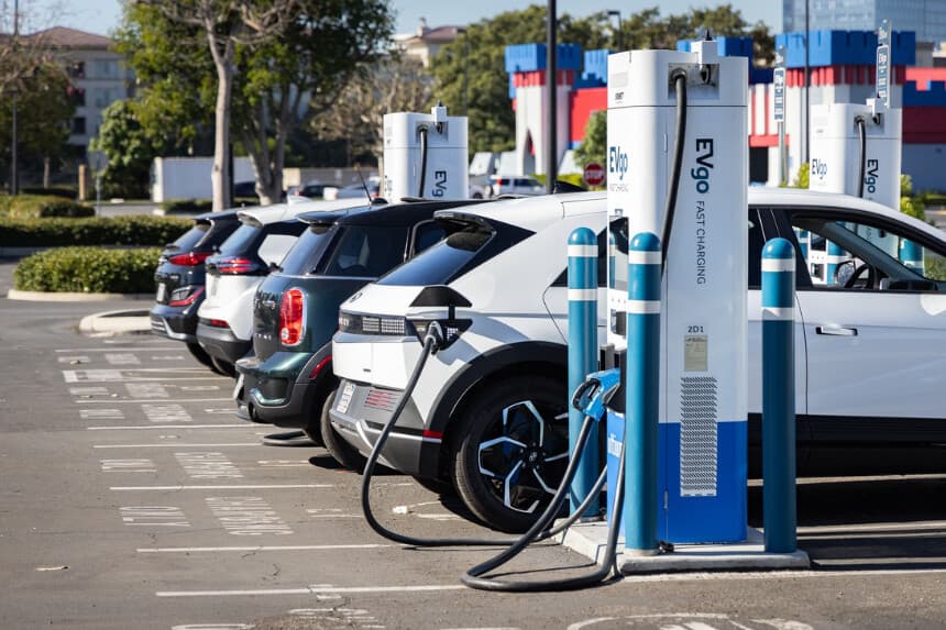 Una estación de recarga de vehículos eléctricos en Irvine, California, el 28 de noviembre de 2023. (John Fredricks/The Epoch Times).