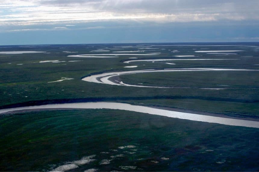 Fish Creek a través de la Reserva Nacional de Petróleo de Alaska, gestionada por la Oficina de Gestión de Tierras en la vertiente norte de Alaska, el 8 de julio de 2004. (David W. Houseknecht/Servicio Geológico de los Estados Unidos a través de AP)