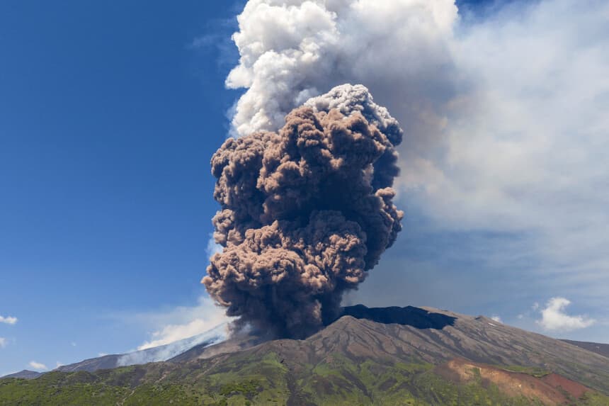 Nueva fase eruptiva del Etna llena el cielo siciliano de humo y cenizas