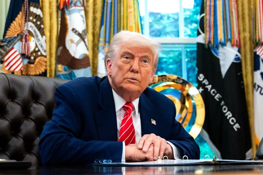 El presidente Donald Trump habla durante una rueda de prensa con Elon Musk en el Despacho Oval de la Casa Blanca el 30 de mayo de 2025. (Allison Robbert/AFP a través de Getty Images).