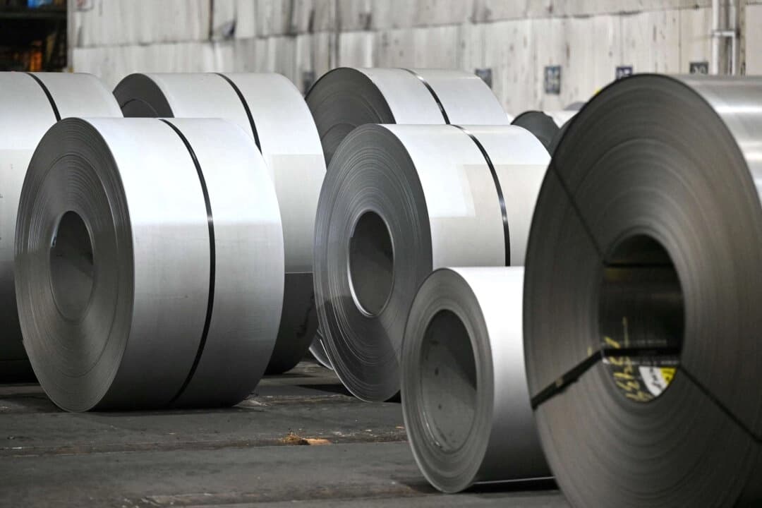Rollos de acero duranteun mitin en U.S. Steel-Irvin Works, en el suburbio de West Mifflin, Pittsburgh (Pensilvania), el 30 de mayo de 2025. (Saul Loeb/AFP a través de Getty Images)