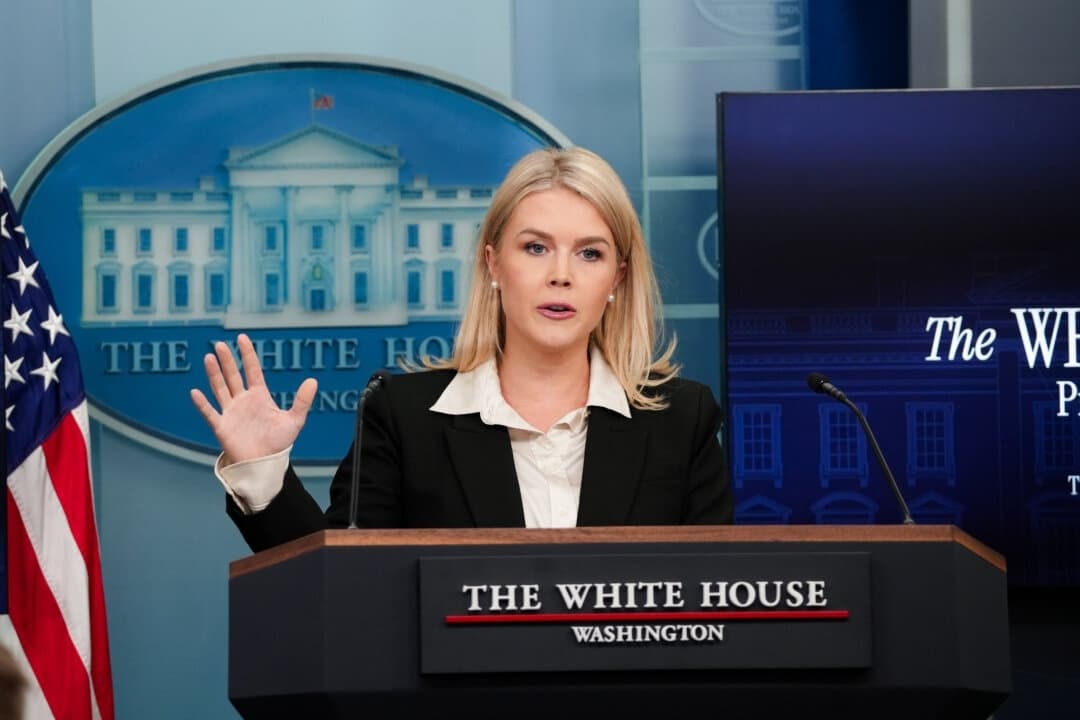 La secretaria de prensa de la Casa Blanca, Karoline Leavitt, habla con los periodistas en la Casa Blanca, el 22 de mayo de 2025. (Madalina Vasiliu/The Epoch Times)