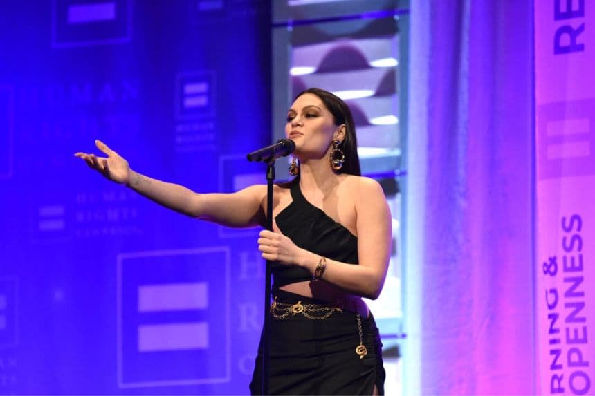 Jessie J actúa en el escenario durante la cena de la Campaña por los Derechos Humanos 2022 en el Marriott Marquis Times Square de Nueva York el 30 de abril de 2022. (Bryan Bedder/Getty Images para HRC)