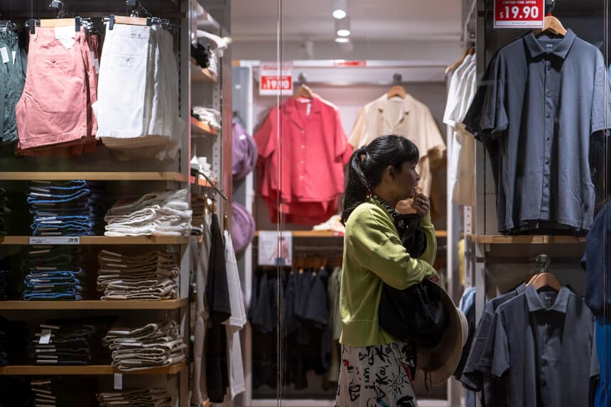 Personas compran en una tienda de ropa en Washington el 29 de mayo de 2024. (Madalina Vasiliu/The Epoch Times).