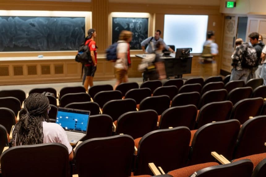 Texas pone fin a matrícula universitaria de inmigrantes ilegales