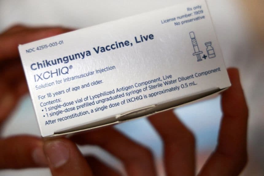 Una caja de la vacuna contra el chikungunya Ixchiq en una farmacia de La Reunión, en una fotografía de archivo sin fecha. (Richard Bouhet/AFP a través de Getty Images)