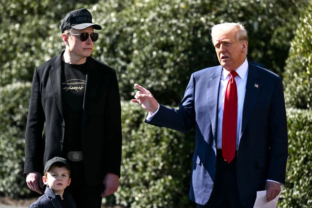 El presidente Donald Trump y el director ejecutivo de Tesla, Elon Musk, junto al hijo de Musk, X Æ A-Xii, hablan con la prensa junto a un vehículo Tesla en el pórtico sur de la Casa Blanca el 11 de marzo de 2025. (Mandel Ngan/AFP a través de Getty Images)
