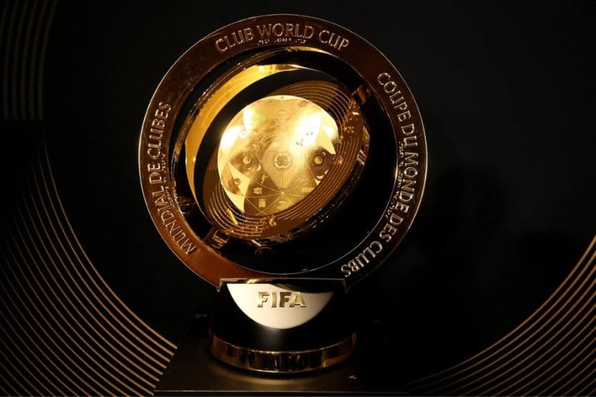 Vista detallada del trofeo de la Copa Mundial de Clubes de la FIFA 2025 en el BMO Stadium el 30 de mayo de 2025 en Los Ángeles. (Luke Hales/Getty Images)