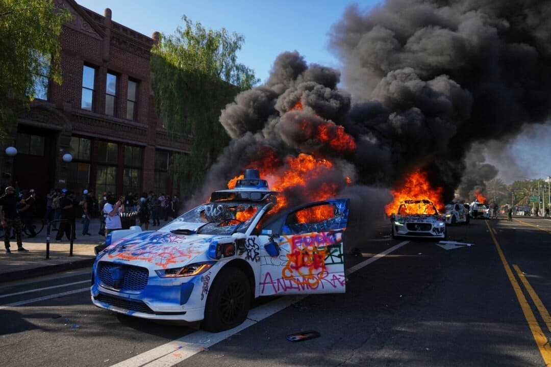 Incendian coches mientras se intensifican las protestas en Los Ángeles en su tercera noche