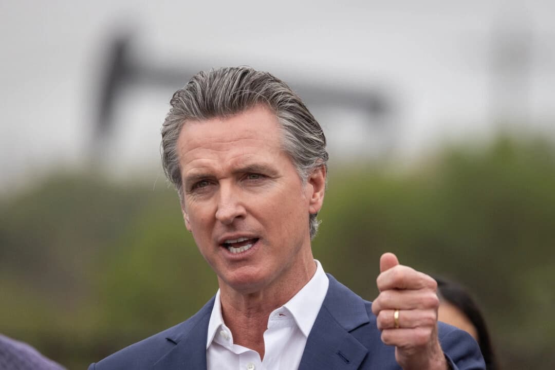 El gobernador de California, Gavin Newsom, habla con bombas de petróleo al fondo en Los Ángeles el 25 de septiembre de 2024. (John Fredricks/The Epoch Times)