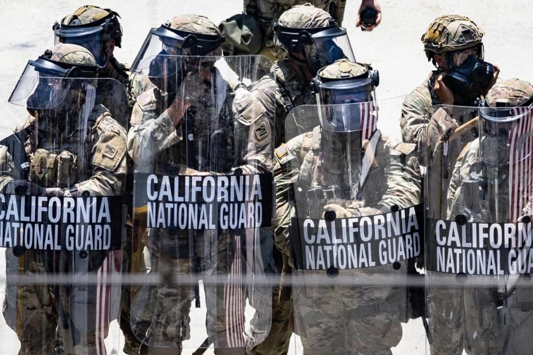Miembros de la Guardia Nacional de California en Los Ángeles el 8 de junio de 2025. (John Fredricks/The Epoch Times)