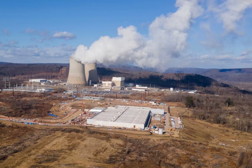 Un centro de datos propiedad de Amazon Web Services, en primer plano a la derecha, se encuentra en construcción junto a la central nuclear de Susquehanna, en Berwick, Pensilvania, el 14 de enero de 2024. (Ted Shaffrey/AP Photo).