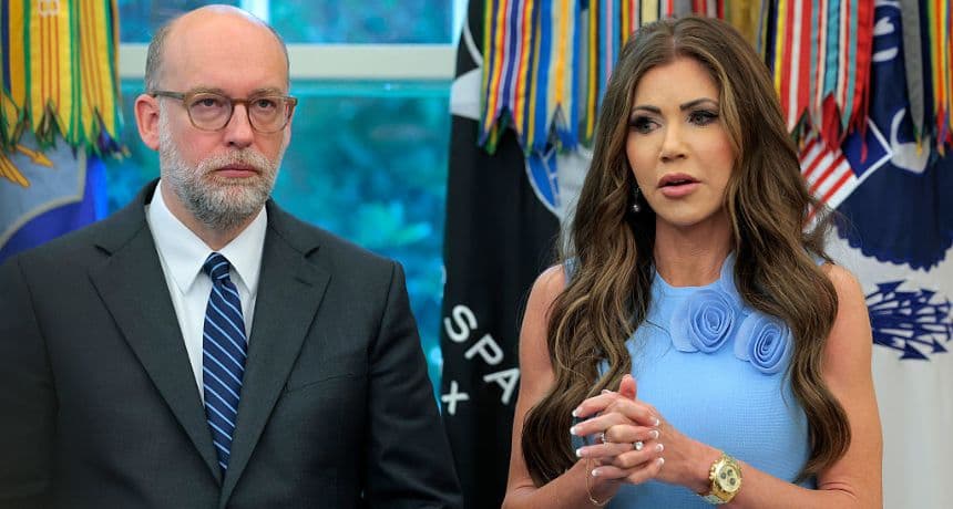 La secretaria de Seguridad Nacional de EE. UU., Kristi Noem, acompañada por el director de la Oficina de Gestión y Presupuesto, Russell Vought, responde a las preguntas de los periodistas durante un acto con el presidente Donald Trump sobre la preparación ante desastres naturales en el Despacho Oval de la Casa Blanca, el 10 de junio de 2025 en Washington, DC. (Anna Moneymaker/Getty Images)