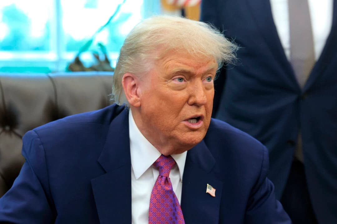 El presidente Donald Trump pronuncia unas palabras sobre la preparación ante desastres naturales en el Despacho Oval de la Casa Blanca el 10 de junio de 2025. (Anna Moneymaker/Getty Images).