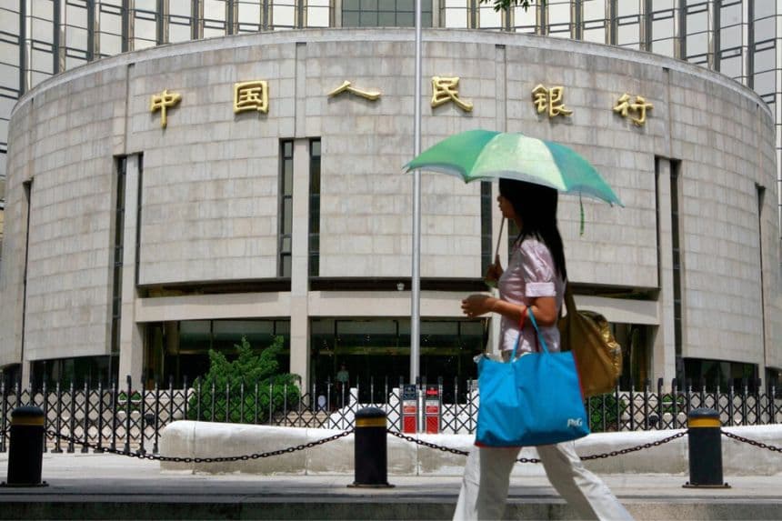 Un peatón pasa frente al Banco Popular de China, también conocido como el Banco Central de China, en Beijing, el 22 de agosto de 2007. (Teh Eng Koon/AFP a través de Getty Images)