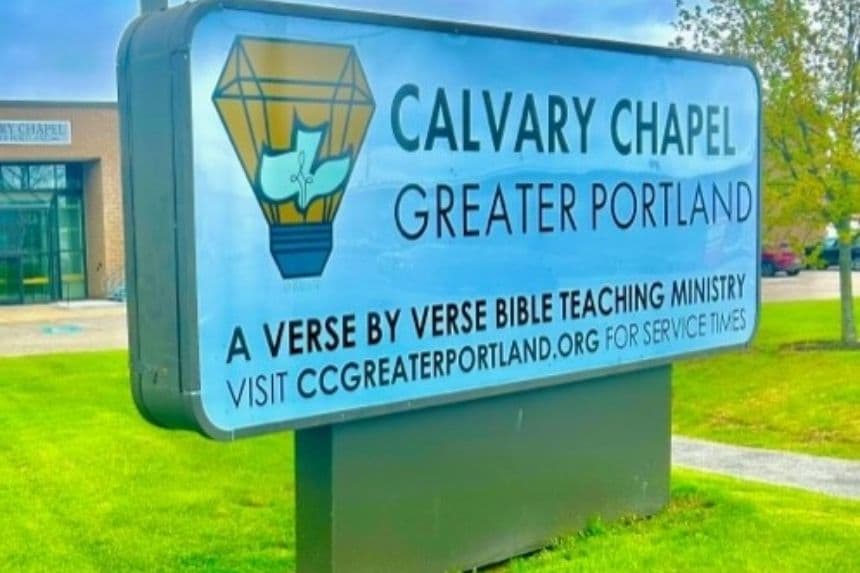 El letrero de Calvary Chapel de Portland, Maine. (Cortesía de Travis Carey)