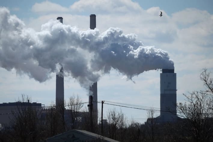 Una chimenea en la central eléctrica de carbón Brandon Shores en Baltimore, Maryland, el 9 de marzo de 2018. (Mark Wilson/Getty Images)