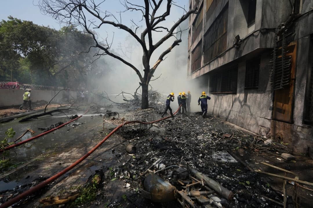 Bomberos trabajan en el lugar del accidente de un avión en la ciudad de Ahmedabad, en el noroeste de la India, en el estado de Gujarat, el 12 de junio de 2025. (Ajit Solanki/AP Photo)