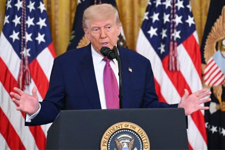 El presidente Donald Trump habla antes de firmar un proyecto de ley que bloquea la norma de California que prohíbe la venta de coches nuevos de gasolina a partir de 2035 en el Salón Este de la Casa Blanca el 12 de junio de 2025. (Saul Loeb/AFP a través de Getty Images)