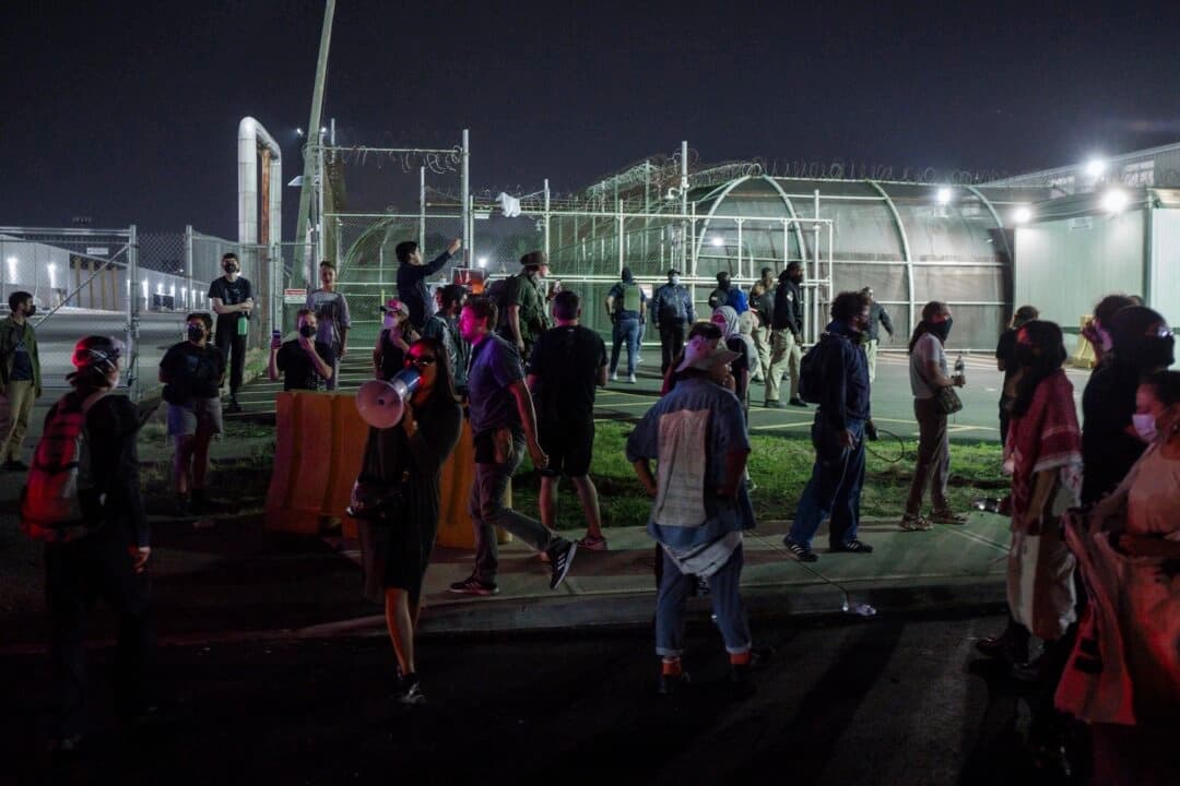 Manifestantes se reúnen frente al centro de detención Delaney Hall durante las protestas contra las operaciones federales de control de la inmigración, en Newark, Nueva Jersey, el 12 de junio de 2025. (Foto AP/Olga Fedorova)