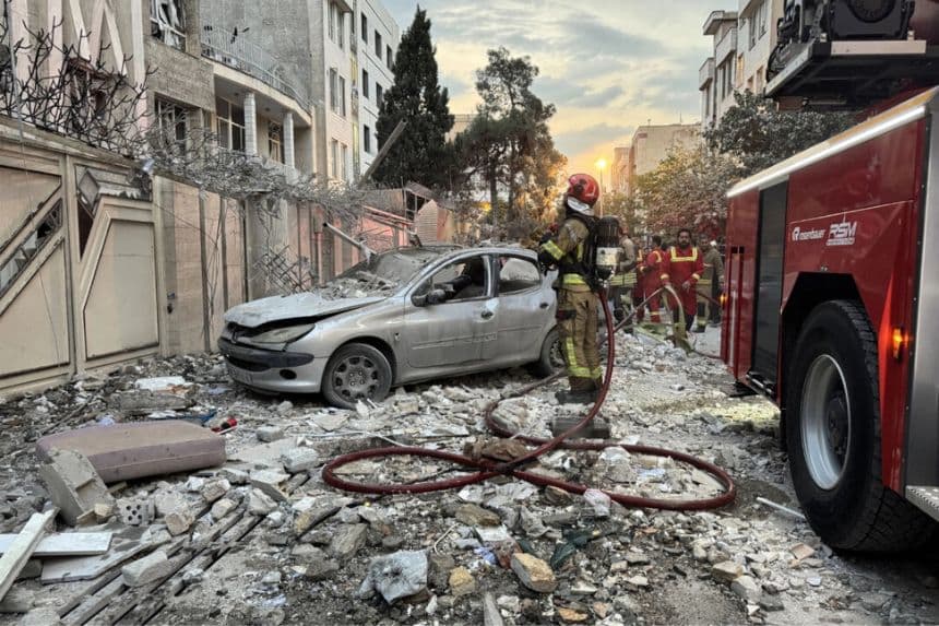 Los equipos de primeros auxilios se reúnen frente a un edificio alcanzado por un ataque israelí en Teherán, Irán, el 13 de junio de 2025. Israel atacó alrededor de 100 objetivos en Irán el 13 de junio. (Meghdad Madadi/TASNIM NEWS/AFP a través de Getty Images)