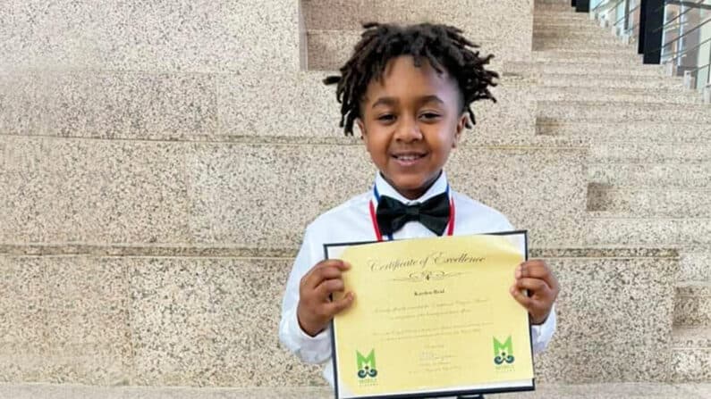 Niño de 6 años es considerado héroe tras saltar frente a un auto para salvar a su hermana de 2 años