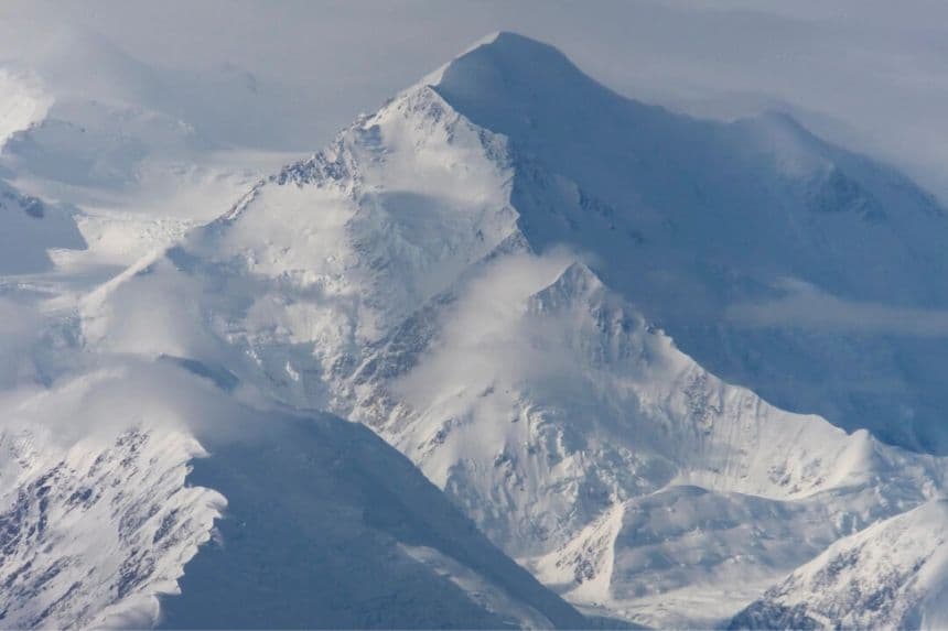 Vista de una de las caras del pico más alto de Norteamérica, entonces llamado monte McKinley, en el Parque Nacional y Reserva de Denali, Alaska, el 27 de agosto de 2014. (Becky Bohrer/AP Photo)