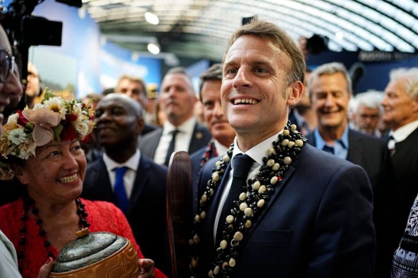 El presidente francés Emmanuel Macron (derecha) visita el stand de la Polinesia Francesa en el centro de exposiciones La Baleine (La Ballena) en Niza, Francia, el 8 de junio de 2025. (Laurent Cipriani//AFP a través de Getty Images)