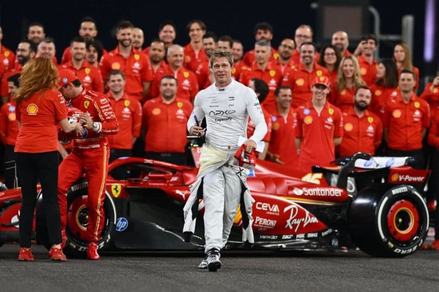 Brad Pitt, protagonista de la próxima película sobre la Fórmula Uno «F1», sale de la foto del equipo Ferrari durante los preestrenos previos al Gran Premio de Fórmula Uno de Abu Dabi en el circuito Yas Marina de Abu Dabi, Emiratos Árabes Unidos, el 5 de diciembre de 2024. (Clive Mason/Getty Images)