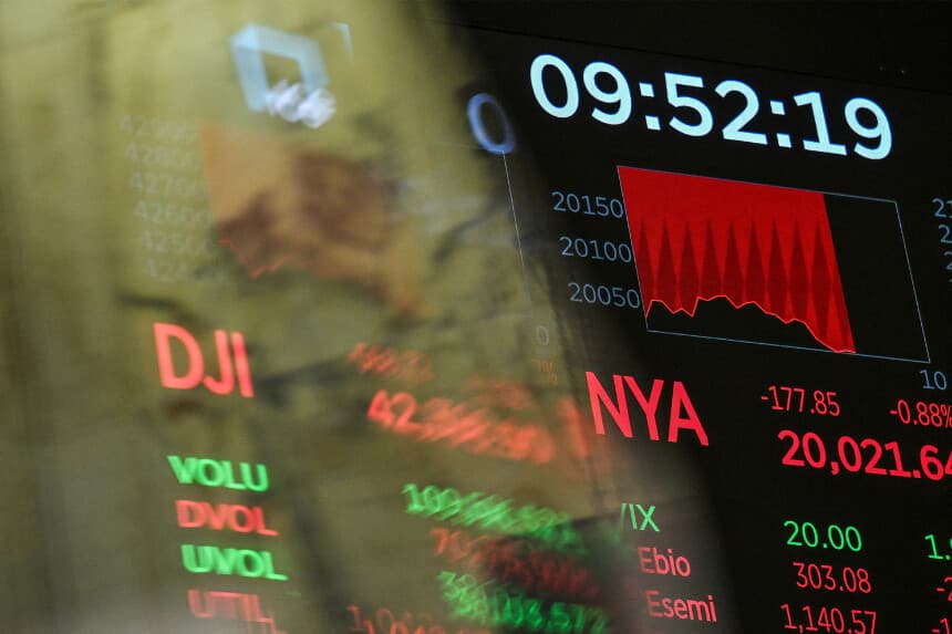 Las estadísticas del mercado se muestran en una pantalla de la Bolsa de Nueva York al inicio de la sesión del 13 de junio de 2025. (Angela Weiss/AFP a través de Getty Images).