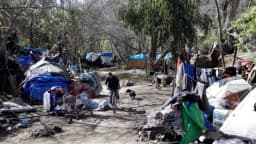 Ciudad de California permitirá arrestar a personas sin hogar que rechacen tres ofertas de refugio