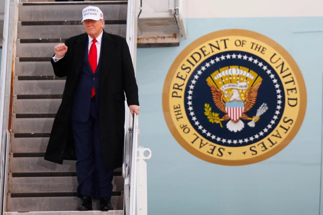 Trump ordena al ICE que amplíe las deportaciones de inmigrantes ilegales