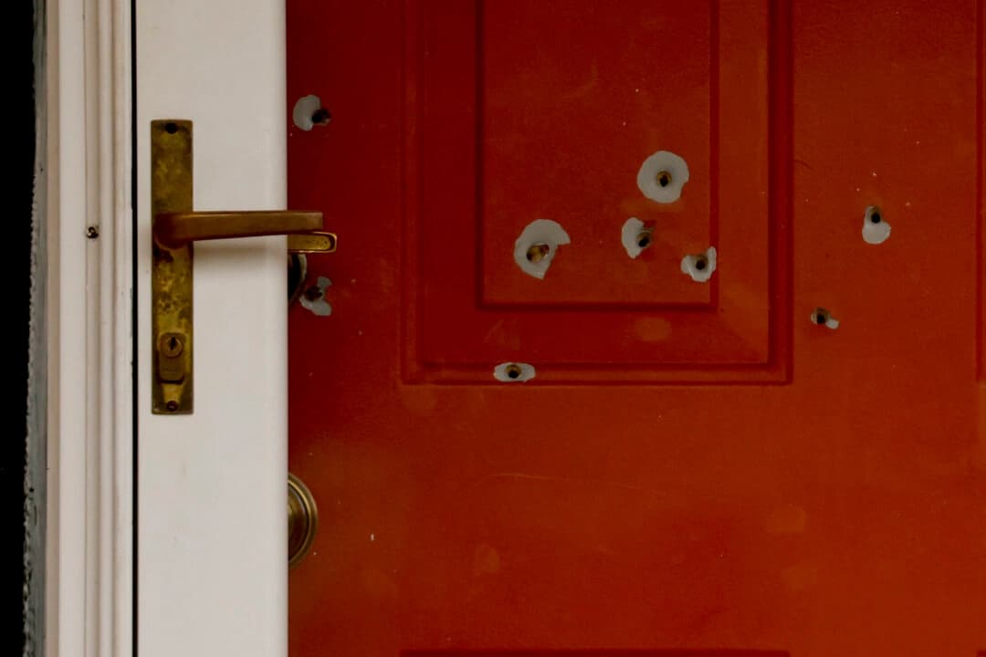 Agujeros de bala en la puerta principal de la casa del senador estatal de Minnesota John Hoffman y su esposa, que fueron tiroteados ese mismo día en Champlin, Minnesota, el 14 de junio de 2025. (Bruce Kluckhohn/AP Photo)