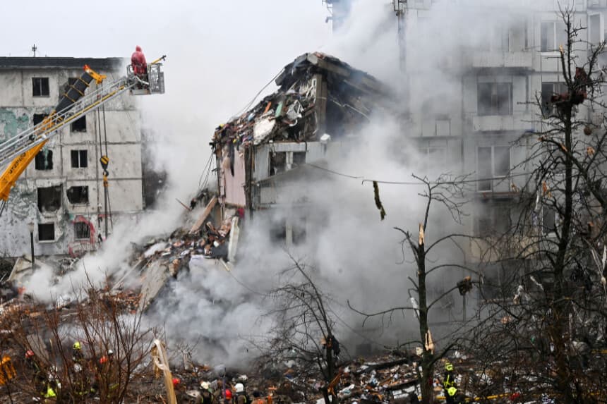 Un edificio residencial dañado tras un ataque con misiles en Poltava, Ucrania, el 1 de febrero de 2025. (Sergey Bobok/AFP a través de Getty Images).