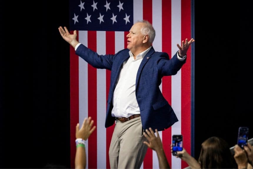 El entonces candidato a la vicepresidencia demócrata, Tim Walz, habla en Madison, Wisconsin, el 22 de octubre de 2024. (John Fredricks/The Epoch Times)