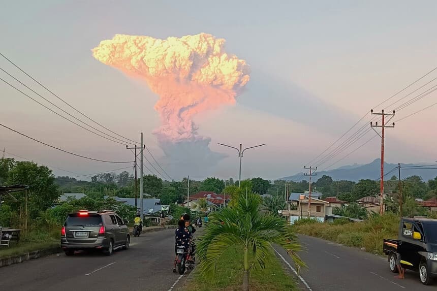 La gente observa cómo el monte Lewotobi Laki-Laki arroja material volcánico al aire durante una erupción, en Maumere, Indonesia, el 17 de junio de 2025. (Foto AP).