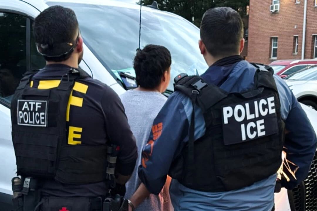Agentes del Servicio de Inmigración y Control de Aduanas de Estados Unidos, en colaboración con otras fuerzas del orden, detienen a presuntos delincuentes extranjeros ilegales en Washington y sus alrededores en mayo de 2025. (ICE).